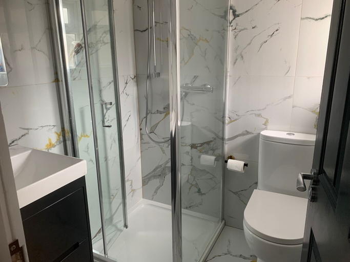 Bathroom 3, 3 Bedroom Apartment Sleeps 7 With Wifi, London
