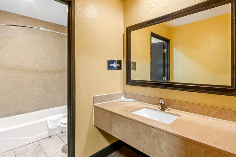 Bathroom 5, Super 8 by Wyndham - Mesa/Gilbert, Maricopa
