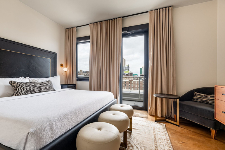 Room 4, 4BR Incredible Group Penthouse Private Patio The Mayfair, Orleans