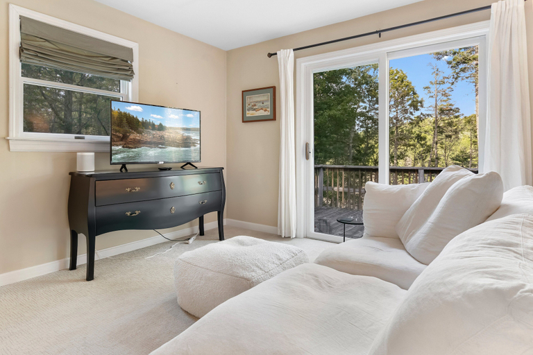 Living area 4, Tranquil Private Riverfront Home w/ Tidal Dock & Large Yard, Lincoln