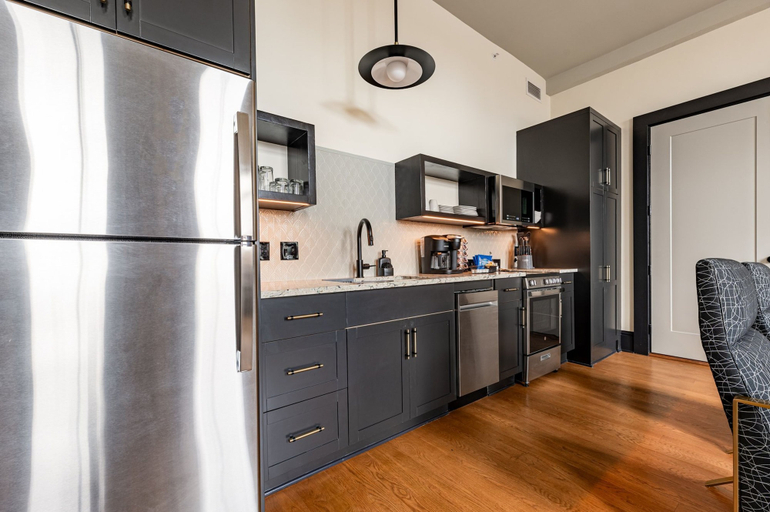 Room 4, 2BR Vibrant Stay Steps to French Quarter The Mayfair, Orleans