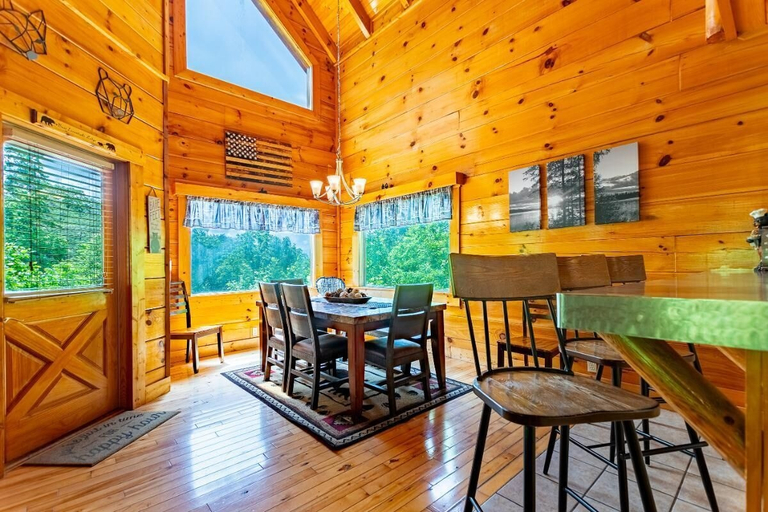 Food & Drinks, Bear Essentials Lodge, Sevier