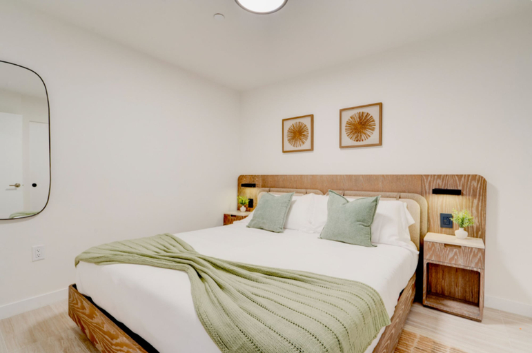 Room 4, AEA - Carlyle Avenue FL, Miami-Dade