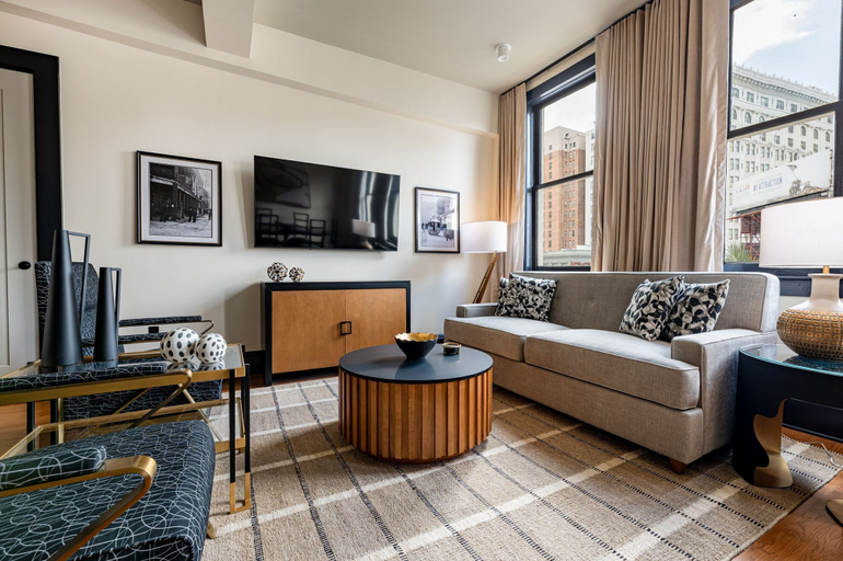 Room 2, 4BR Group Space for 16 Near Bourbon St The Mayfair, Orleans