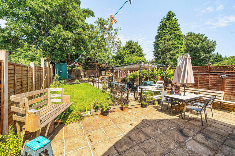 Outdoor dining 3, Contractor & Relocation Stay 2-bedroom Parking, Wolverhampton