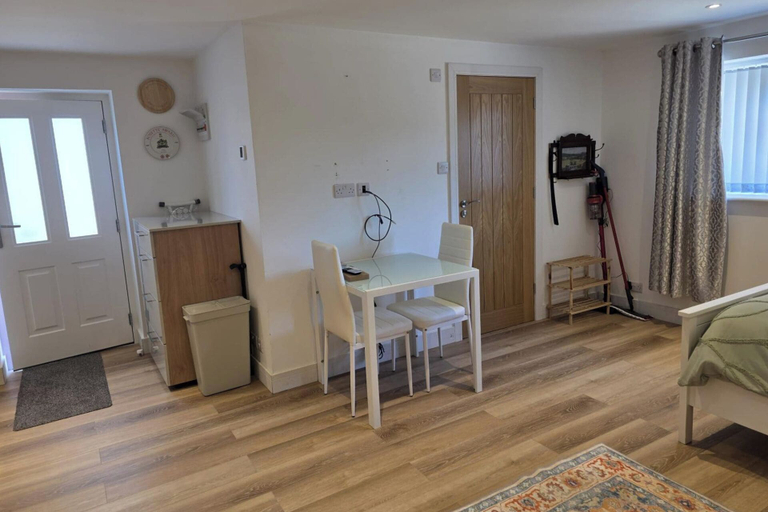 Dining 2, Studio Sleeps 2 With Free Parking and Garden, Surrey