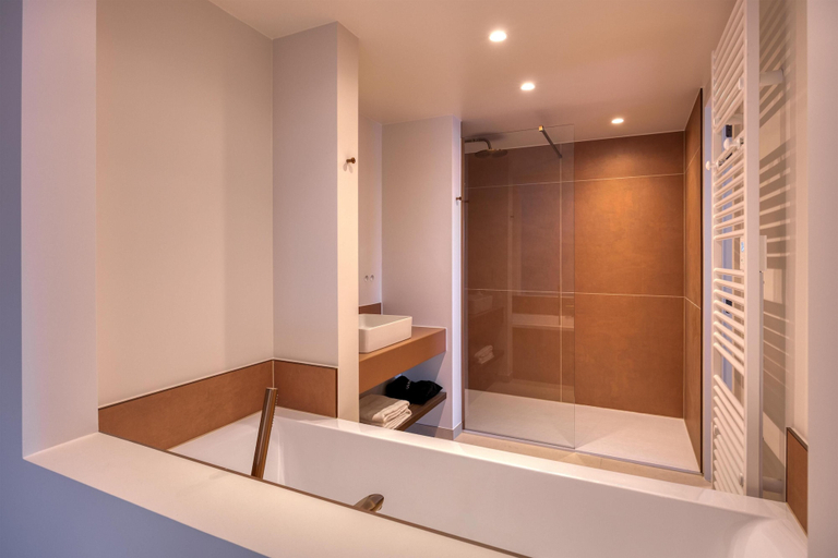 Bathroom 5, Golden Tulip De' Medici Hotel, West-Vlaanderen