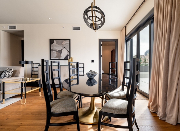 Room 5, 4BR Exclusive Downtown Group Penthouse The Mayfair, Orleans