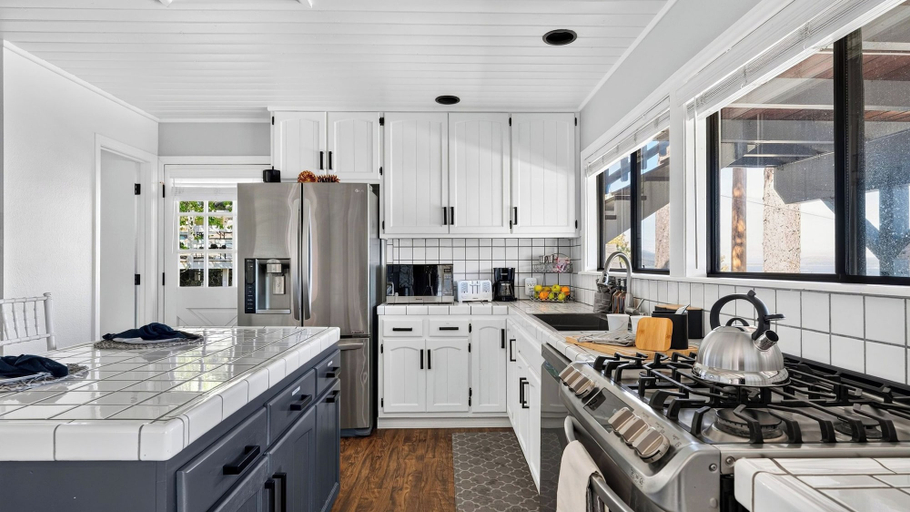 Interior 5, North Shore Chalet by Avantstay Lakefront + Private Dock + Beach Hiking + Trails, San Bernardino