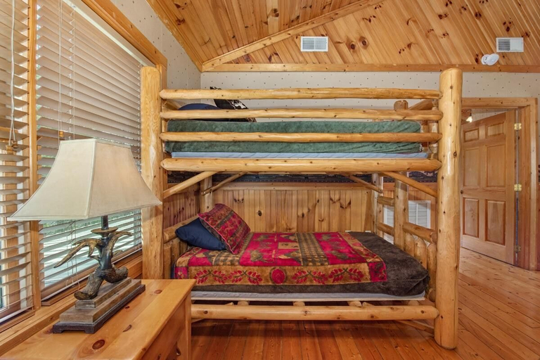 Room 3, Fox n' Socks, Sevier