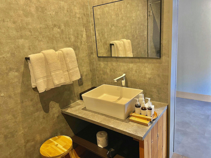 Bathroom 4, Redondo Akiyoshidai, Mine