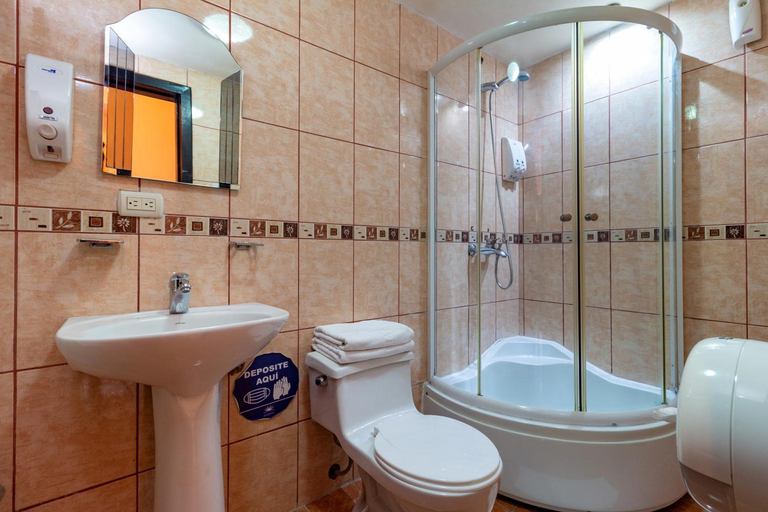 Shower 3, Hotel Majestic 1 Centro Historico Cuenca, Cuenca