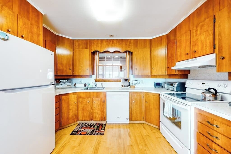 Private kitchen, Waterfront Home With Beautiful bay Views - Near Shops & Dining, Knox