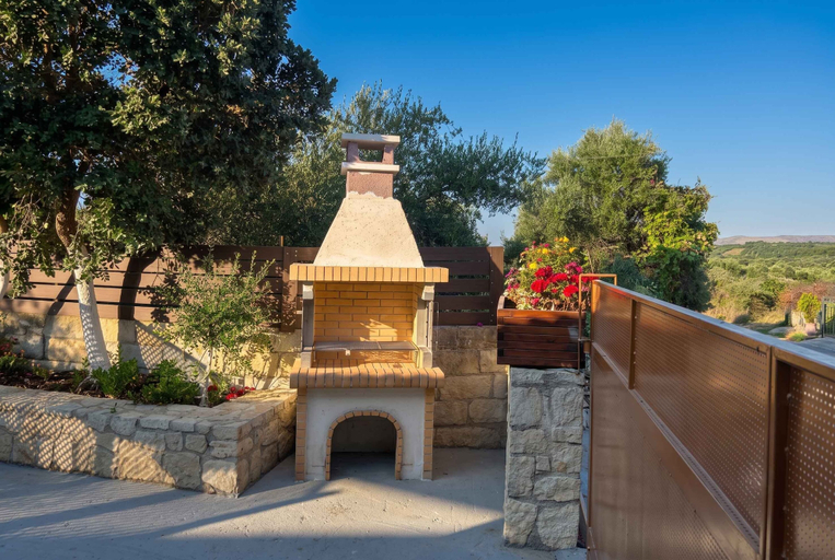 BBQ/picnic area, Despina Jacuzzi Studio, Crete