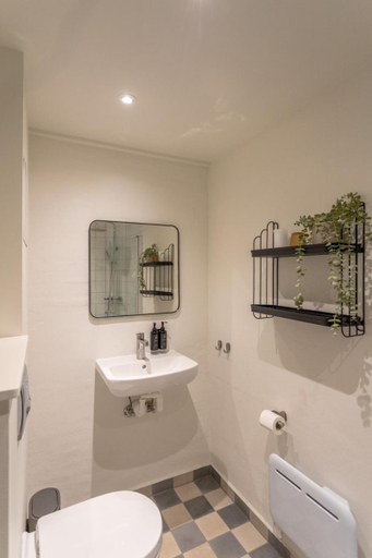Bathroom 2, Sjælegard Countryside Lodge, Bornholm