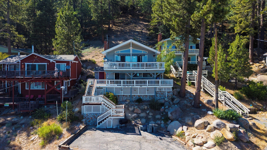 Interior 4, North Shore Chalet by Avantstay Lakefront + Private Dock + Beach Hiking + Trails, San Bernardino