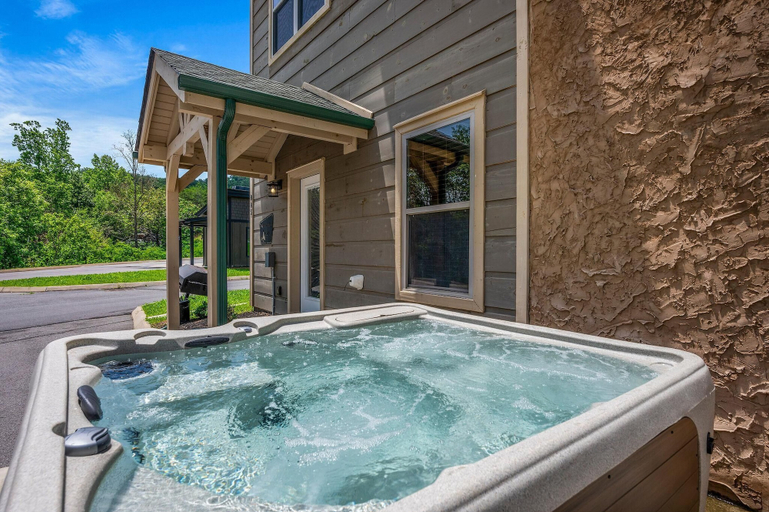 Outdoor spa tub 5, Bear Family Cabin, Sevier
