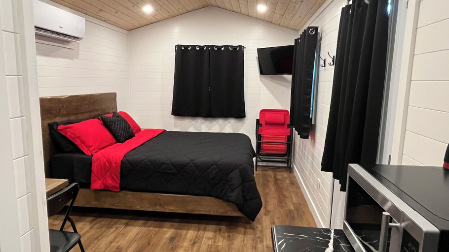 Room 4, Otter's Edge Estates, Elgin