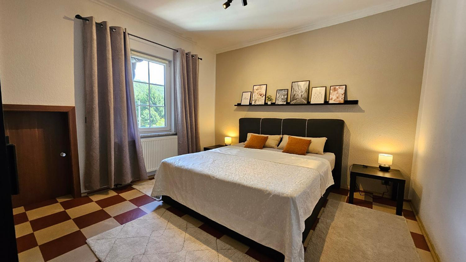 Bedroom, Apartments am Saalebogen mit Gartenterrasse, Grillkamin und freie Parkplatze, Saalfeld-Rudolstadt