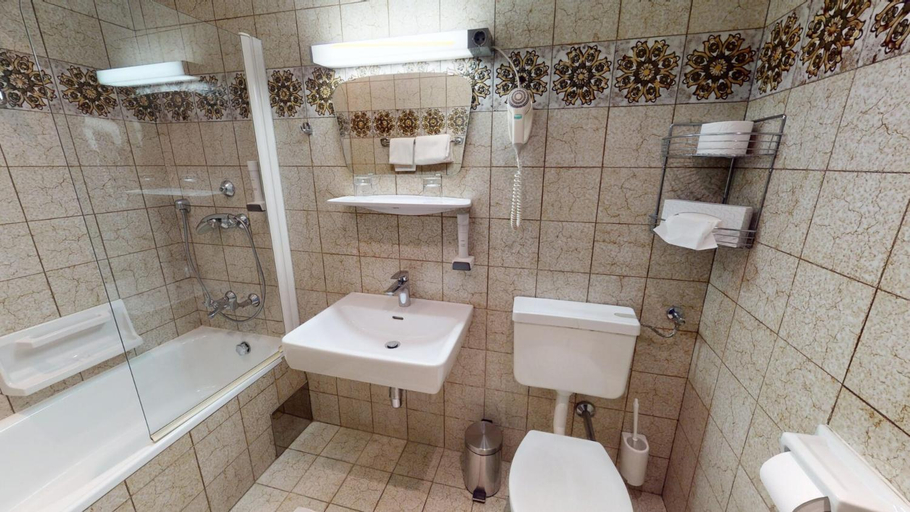 Bathroom 3, Landgasthof Tell, Villach Land