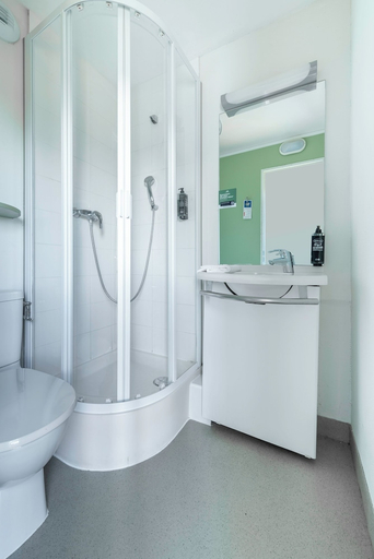 Bathroom, ibis budget Caen Hérouville, Calvados