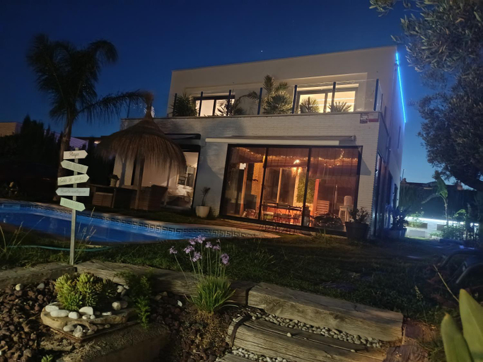 Exterior & Views