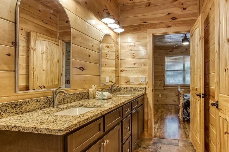 Bathroom 4, Smokey Peak Inn, Sevier