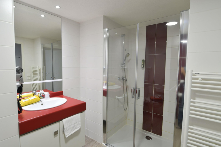 Bathroom 4, Appart Hôtel Mer & Golf City Bordeaux - Bassins à Flot, Gironde