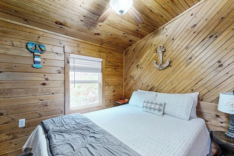 Room 5, Remodeled Cottage With AC, Private W/d, Full Kitchen, and High-speed Wifi, Lincoln