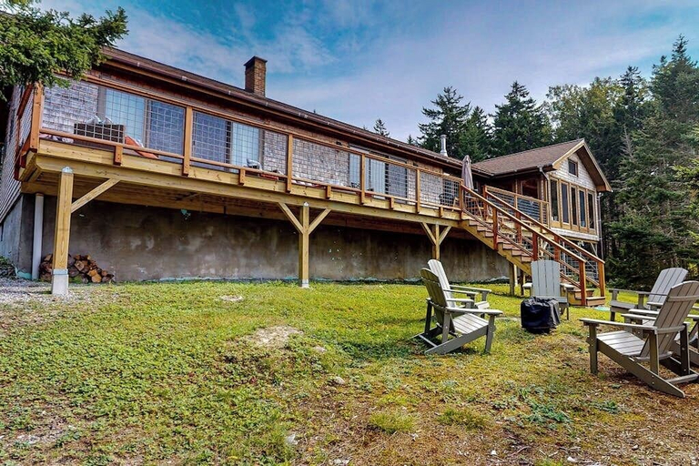 Exterior detail 5, Renovated Oceanfront Home With Stunning View & Pebbly Beach - Snowbird-friendly, Knox