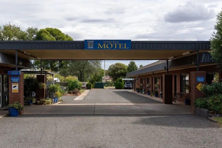 Exterior & Views 2, Nicholas Royal Motel, Hay
