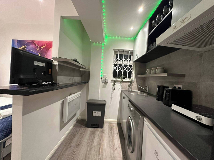 Private kitchen 3, Studiosleeps2-gardenview-parking-internet-patio, London