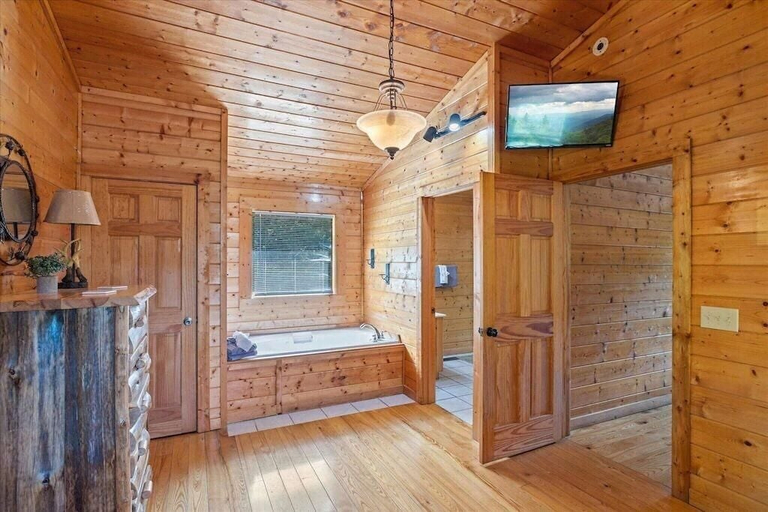 Bathroom 5, Smokies Outlook, Sevier