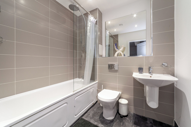 Bathroom, Gorgeous Apartment in Prospect Park, London