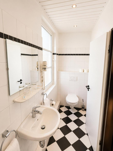 Bathroom 5, Hotel Seerose, Wilhelmshaven