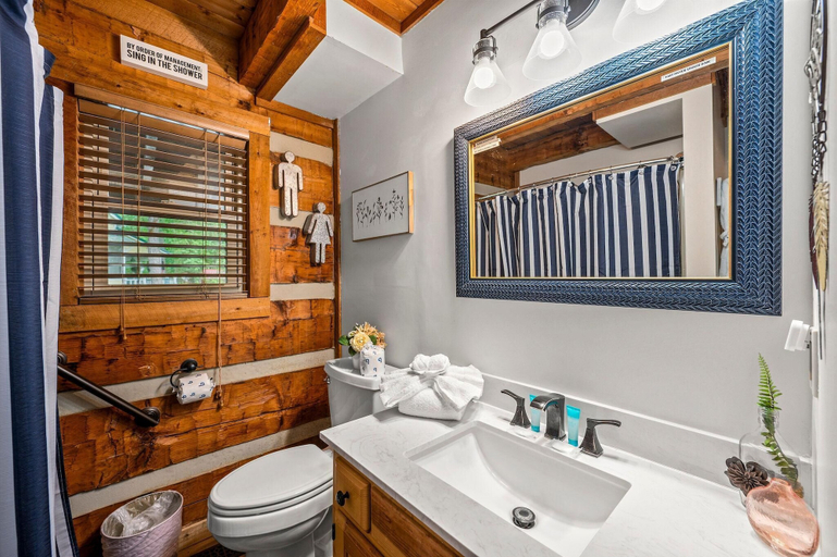 Bathroom 3, Honey Hive, Sevier