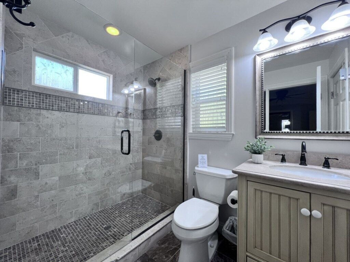 Bathroom 3, 5 Bedroom 4 Bath Pool Home Near Disney, Orange