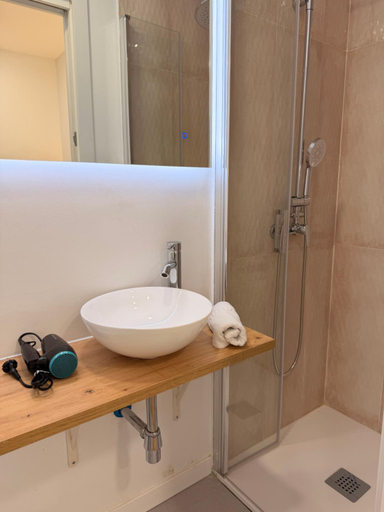 Bathroom 2, H21 Rooms, Madrid