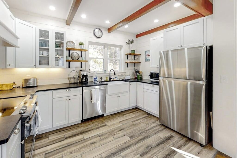 Private kitchen 4, Coastal Home With New, Full Kitchen, Walkable Downtown Location, Lincoln