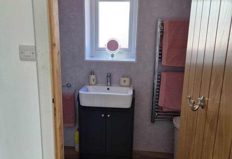Bathroom 4, Studio Sleeps 2 With Free Parking and Garden, Surrey