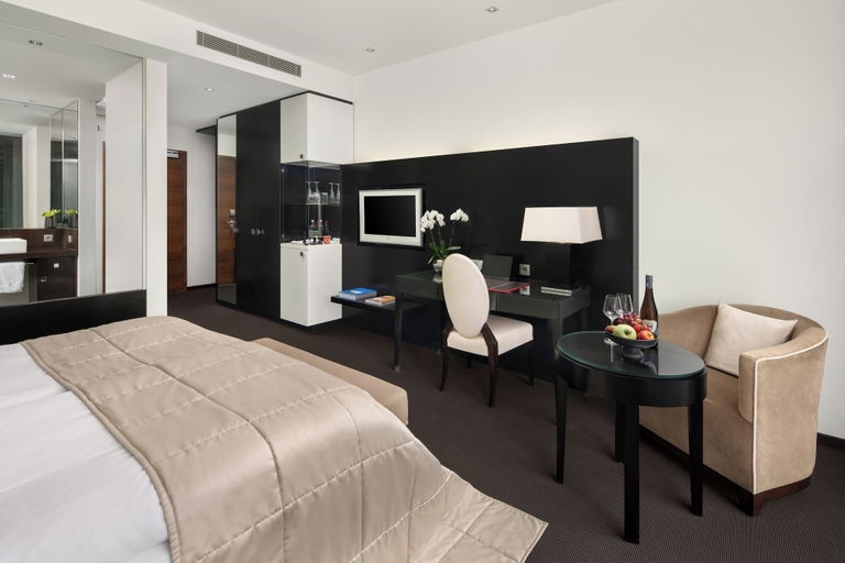 Bedroom 4, Hotel Burg Schwarzenstein, Rheingau-Taunus-Kreis