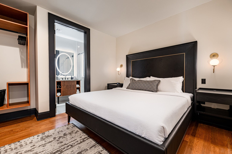 Room 4, 3BR Lavish Penthouse Canal St Private Patio The Mayfair, Orleans