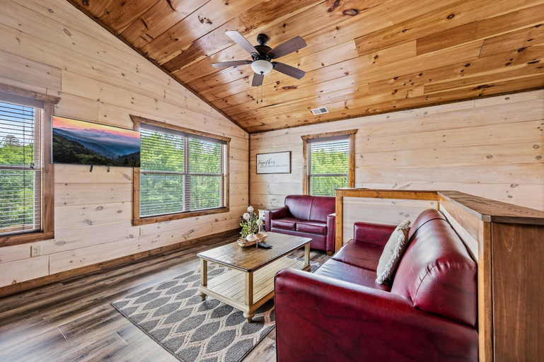 Living area 4, Bear Family Cabin, Sevier