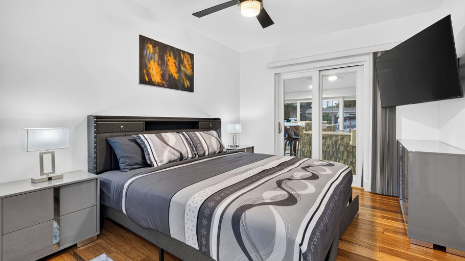 Interior 3, Coral Current by Avantstay Private Pool + Pool Table + Al Fresco Dining Canal Front + Boating, Broward
