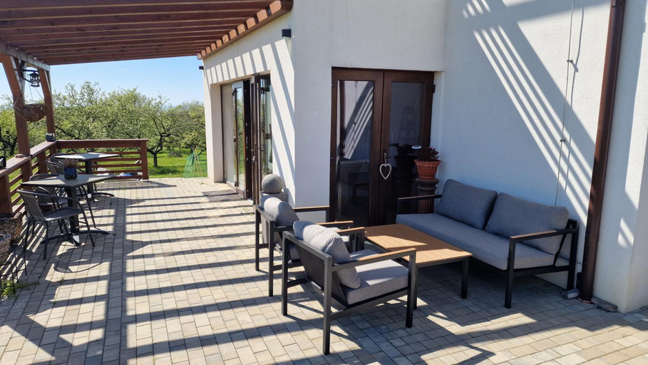 Others 5, Casa Comilor, Sisesti