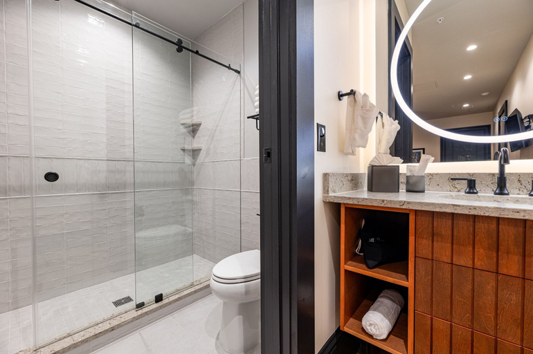 Room 2, Chic Studio 2 Blocks to Bourbon St The Mayfair, Orleans