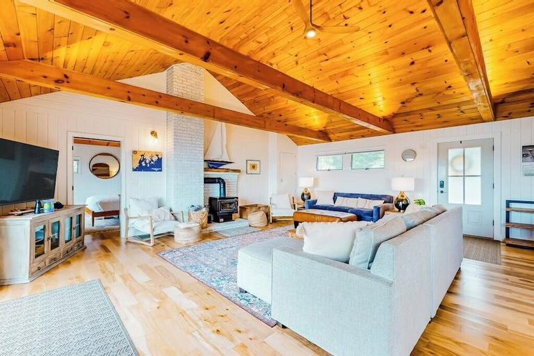 Living area 4, Renovated Oceanfront Home With Stunning View & Pebbly Beach - Snowbird-friendly, Knox