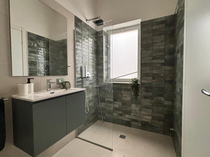 Bathroom 2, Isabellas Houses, Ragusa