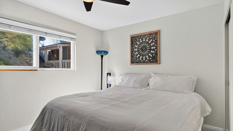 Interior 3, North Shore Chalet by Avantstay Lakefront + Private Dock + Beach Hiking + Trails, San Bernardino