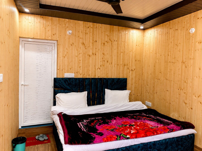 Room 1, Yamuna pag pinewood hotel, Uttarkashi